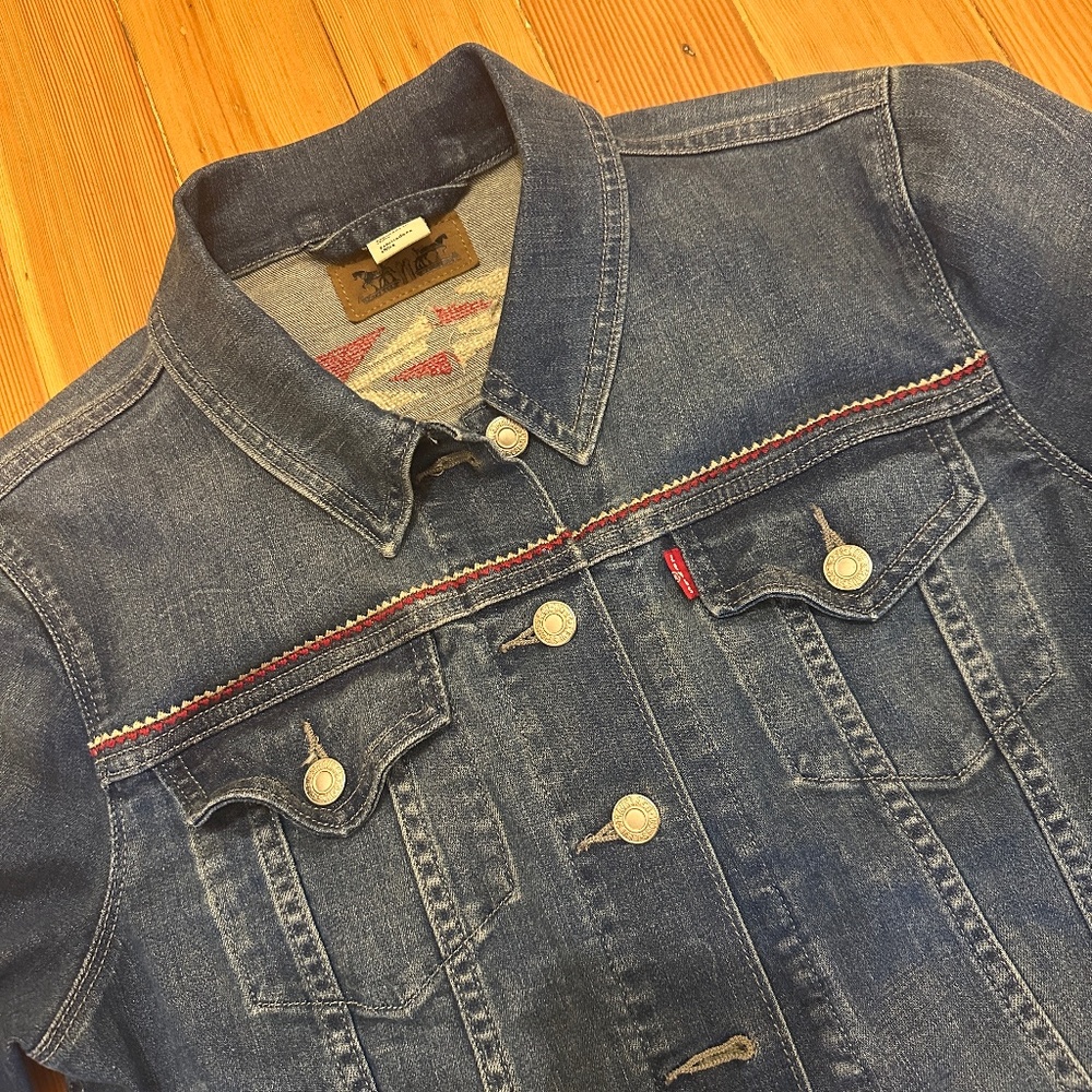 Women's Levi's denim jean jacket w/ Aztec Tribal embroidery size L Large SOFT!
